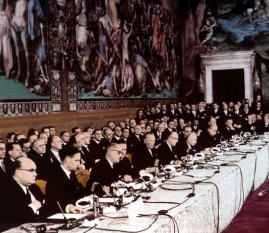 1957-2022: La nascita della Comunità Economica Europea La-firma-dei-Trattati